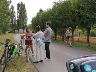 La journaliste interviewe une touriste sur la sortie qu'elle efffectue avec Original Vlo Tour