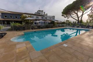 L'htel Le Rabelais vu de la piscine